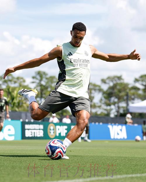 太阳报：皇马想让阿诺德提前解约 以参加世俱杯